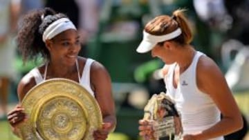 Serena Williams, vencedora en Wimbledon, junto a Garbi&ntilde;e Muguruza, finalista, con sus trofeos. 