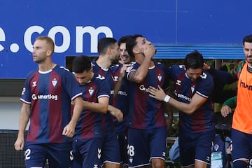 El central vasco siempre es un Seguro a balón parado, tanto en defensa como en ataque. Un cabezazo suyo en una jugada de estrategia dio la victoria a los armeros.  