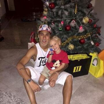 Neymar con su hijo.