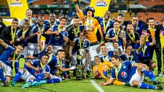 Un grupo de hinchas recibe a Millonarios en el Aeropuerto El Dorado, equipo que gan&oacute; la Superliga &Aacute;guila