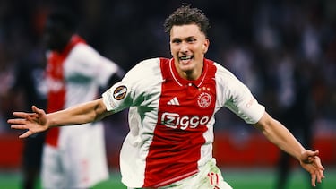 Godts juega como extremo izquierdo, aunque también puede desempeñar funciones en un rol extremo derecho o mediocentro ofensivo.  Se formó en las categorías juveniles de clubes como el R.S.C. Anderlecht y el K.R.C. Genk. Actualmente forma parte del primer equipo del Ajax. Se le ha comparado con el ex internacional belga Eden Hazard por su estilo de juego.