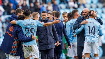 Los jugadores y el cuerpo técnico del Celta celebran la victoria ante el Sevilla en Balaídos.