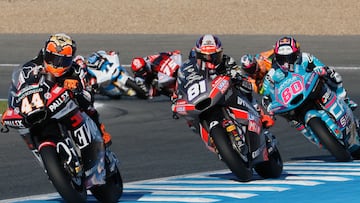 JEREZ DE LA FRONTERA (CÁDIZ), 26/04/2025.- El piloto español de Moto2 Aron Canet (i-d), del equipo Fantic Racing LINO SONEGO, el australiano Senna Agius, de Liqui Moly Dynavolt Intact GP, y el colombiano David Alonso, de DFMOTO Gaviota Aspar Team, durante el segundo entrenamiento libre para el Gran Premio de España de Motociclismo este sábado en el Circuito de Jerez-Ángel Nieto de Jerez. EFE/José Manuel Vidal
