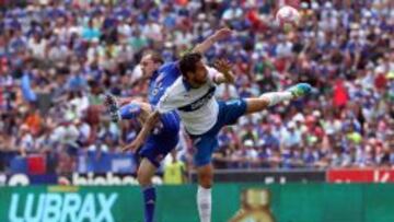 Gustavo Lorenzetti y Tomás Costa disputan un balón aéreo en el anterior duelo universitario jugado en el Estadio Nacional.