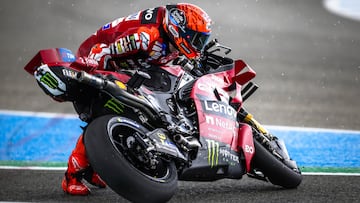 Marc Márquez tras la caída con su Ducati durante la esprint de MotoGP en Jerez.