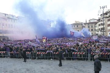 Miles de personas, seguidores y representantes pol赤ticos y del mundo del f迆tbol dieron hoy su 迆ltimo adi車s a Astori.