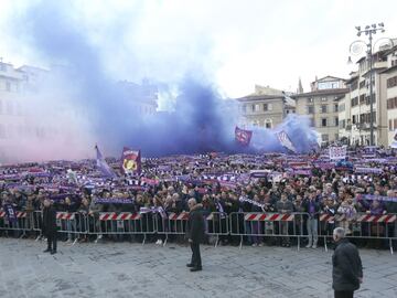 Miles de personas, seguidores y representantes políticos y del mundo del fútbol dieron hoy su último adiós a Astori.