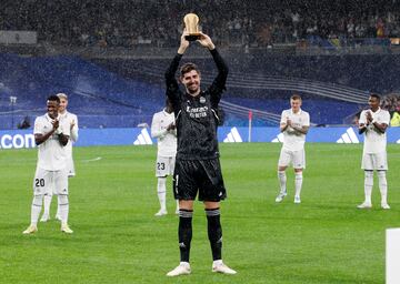 Courtois ofrece el trofeo a Mejor Portero a la afición del Bernabéu.