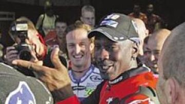 <b>EN SU SALSA. </b>Michael Jordan se lo pasó en grande en el circuito de Cheste acompañado por los habituales de MotoGP. En la imagen, Sete Gibernau le escucha encantado.
