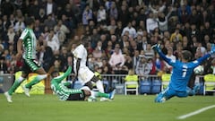 Mendy mand&oacute; al lateral de la red este remate. Fue la mejor ocasi&oacute;n del Madrid. 