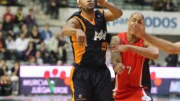 Gerald Fitch ante Chris Moss.