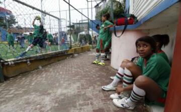 La Copa del Pueblo, se celebra entre los barrios pobres, en la barriada de Santa Marta, en Río de Janeiro. Cerca de 10 barrios pobres participaron en el evento deportivo organizado por la República Popular de Comité para la Copa Mundial y los Juegos Olímpicos, una colección de los activistas de la sociedad civil y los movimientos obreros, para protestar contra los efectos de la especulación inmobiliaria causada por el flujo de capital que acompaña a la Copa Mundial 2014 y Juegos Olímpicos de 2016.