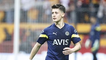 Fenerbahce’s 18-year-old starlet Arda Güler is attracting interesting from a host of clubs, including LaLiga giants Barcelona and Real Madrid.