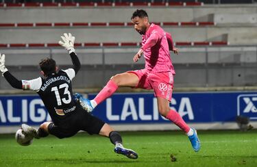 Respira el Amorebieta después de vencer tras nueve partidos sin hacerlo. Magunagoitia fue uno de los grandes motivos de la victoria. En la imagen, El portero saca un pie al disparo de Enric Gallego. Una de las mejores acciones del año.