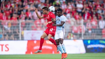 Joseph Aidoo salta con Marcus Ingvartsen en el amistoso entre el Uni&oacute;n Berl&iacute;n y el Celta.