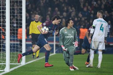 Edinson Cavani scores his team's first goal of the game. 1-1