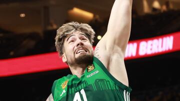 Juancho Hernangómez, ala-pívot del Panathinaikos, lanza en la primera jornada de la Euroliga ante el Alba Berlín alemán.