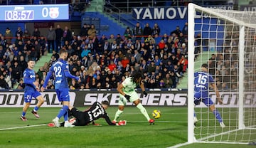 0-1. Asistencia de Pedri a Joules Kound dentro del rea. El defensa francs entre trompicones y David Soria que no acierta a atrapar el baln, anota el primer tanto.