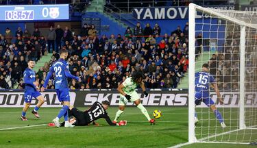 0-1. Asistencia de Pedri a Joules Koundé dentro del área. El defensa francés entre trompicones y David Soria que no acierta a atrapar el balón, anota el primer tanto.