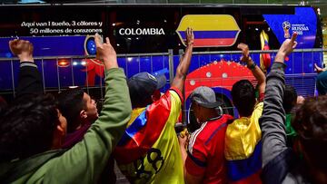 Supporters cheers as the team bus with Colombia&#039;s national football team leaves after arrival at Kazan airport, on June 12, 2018 ahead of the Russia 2018 World Cup. / AFP PHOTO / LUIS ACOSTA