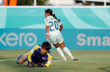 EVE4094. SANTIAGO DE LOS CABALLEROS (REPÚBLICA DOMINICANA), 17/10/2024.- Citlalli Reyes de México celebra su gol este jueves, en un partido del grupo C de la Copa Mundial Femenina sub-17 entre las selecciones de Corea del Norte y México en el estadio de Cibao Fútbol Club en Santiago de los Caballeros (República Dominicana). EFE/ Diana Sánchez
