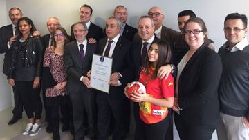La delegación española, con el diploma acreditativo en manos de Alejandro Blanco.