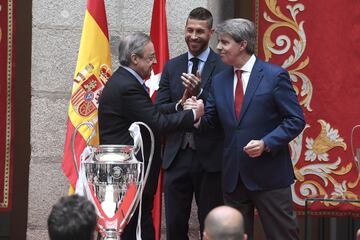 Florentino Pérez, Sergio Ramos y Ángel Garrido durante  la visita que el grupo de jugadores hicieron a la Comunidad con el  trofeo Champions League conseguido el día de ayer en Kiev tras vencer por 3 goles a 1 al equipo inglés, Liverpool