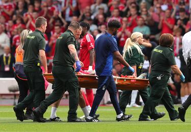 Al inicio del encuentro entre el Nottingham Forest y el Bournemouth Danilo, jugador brasileño del conjunto de la ciudad de Nottingham, cayó al suelo tras disputar un duelo aéreo en mitad del campo con Semenyo sufriendo una escalofriante lesión. Al caer su tobillo izquierdo cedió de una manera impactante. La lesión fue tan escalofriante que el cuerpo médico de los 'tricky trees' tuvo que desplegar una lona con el logo del equipo para cubrir al brasileño. Finalmente, abandonó el campo en camilla.