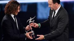 Carles Puyol entrega el Premio FIFA Fair Play al presidente del Atlético Nacional Juan Carlos de la Cuesta. 
