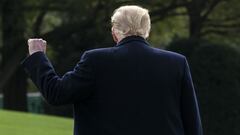 El ex presidente de los Estados Unidos, Donald Trump, camina hacia Marine One despu&eacute;s de hablar con la prensa cuando sale de la Casa Blanca en Washington, DC, el 30 de octubre de 2020.