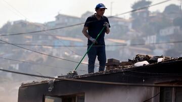 Vina del Mar, 3 de febrero de 2024
Vecinos de Villa Independencia intentan remover los escombros luego del incendio que se origino este viernes por la tarde afectando a mas de mil casas de la zona.
Andres Pina/Aton Chile