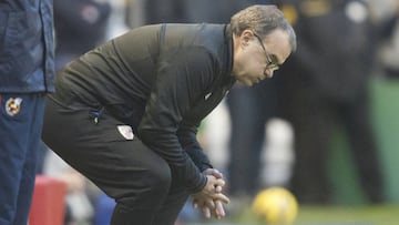 Bielsa contempla desde la zona técnica un partido en su etapa como entrenador del Athletic.