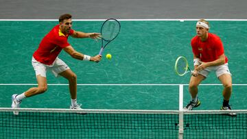 GRAFCVA5651. VALENCIA, 13/09/2023.La pareja española Alejandro Davidovich (d) y Marcel Granollers (i) juegan contra los checos Jakub Mensik y Adan Paulasek en partido correspondiente al Grupo C del torneo de la Copa Davis que se juega en el Pabellón de la Fuente de San Luis de Valencia. EFE/ Kai Forsterling
