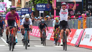 Pascal Ackermann celebra su victoria en el Giro por delante de Milan.