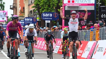 Pascal Ackermann celebra su victoria en el Giro por delante de Milan.