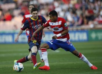 El delantero argentino del FC Barcelona Leo Messi trata de escapar de Jeison Murillo del Granada, durante el partido de Liga en Primera División que disputan en el estadio Nuevo Los Cármenes. 