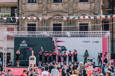 Ineos: "Este Giro ser芍 una ocasi車n para los j車venes"