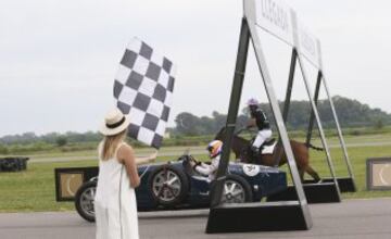 El piloto español de Formula 1 Fernando Alonso participa junto a Facundo Pieres, en un acto en en el Owners Club de Buenos Aires (Argentina). Alonso participó en un desafío inédito: correr en un Bugatti contra Pieres, uno de los mejores polistas del mundo, que corrió montado sobre su caballo.
