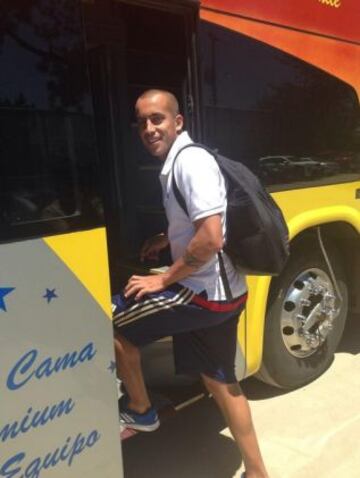 Guzmán Pereira subiéndose al bus que los trasladaría al aeropuerto.