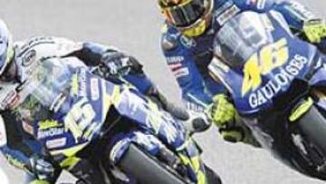 <b>LUCHA CERRADA. </b>Sete Gibernau (en primer plano) y Valentino Rossi mantienen una emocionante pugna por el título mundial de MotoGP.