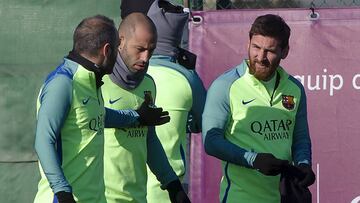 Mascherano conversa con Iniesta y Messi.
