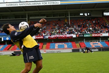 Alexis realiza destrezas en el estadio de Estocolmo.