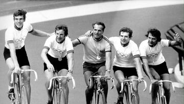 El ciclista alemán Gregor Braun, junto a sus compañeros tras ganar el oro en persecución por equipos para Alemania en los Juegos Olímpicos de Montreal 1976.