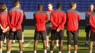 La plantilla del Espanyol, junto a Sergio Gonz&aacute;lez, antes de un entrenamiento en Cornell&agrave;-El Prat.