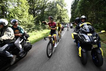 Michal Kwiatkowski seguido por Egan Bernal.