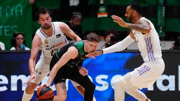 BADALONA, 10/06/2023.- El base estadounidense del Joventut, Kyle Guy (c), con el bal¨®n ante los jugadores del Real Madrid, Sergio Llull (i) y el h¨²ngaro Adam Hanga, durante el tercer encuentro de las semifinales del playoff de la Liga Endesa que disputan hoy s¨¢bado en el Pabell¨®n Ol¨ªmpico de Badalona. EFE/ Enric Fontcuberta.