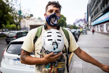 Los seguidores argentinos lloran el fallecimiento de Maradona en Buenos Aires.