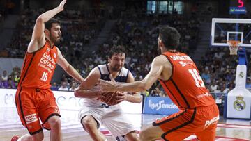 Sergio Llull trata de penetrar ante Guillem Vives y Fernando San Emeterio.