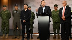 Colombian  Minister of Interior, Alfonso Prada (C), speaks next to the High Commissioner for Peace, Danilo Rueda (L), and the Minister of Defense, Ivan Velasquez (R), during a press conference in Bogota on January 4, 2023. - Colombia's interior minister on Wednesday said a ceasefire agreement between the government and National Liberation Army (ELN) rebels had been suspended, a day after the guerillas denied it had agreed to the six-month pact. (Photo by Raul ARBOLEDA / AFP) (Photo by RAUL ARBOLEDA/AFP via Getty Images)