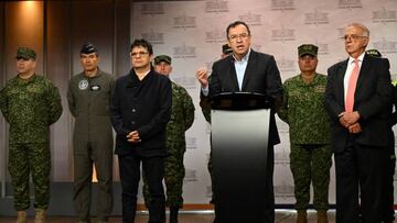 Colombian  Minister of Interior, Alfonso Prada (C), speaks next to the High Commissioner for Peace, Danilo Rueda (L), and the Minister of Defense, Ivan Velasquez (R), during a press conference in Bogota on January 4, 2023. - Colombia's interior minister on Wednesday said a ceasefire agreement between the government and National Liberation Army (ELN) rebels had been suspended, a day after the guerillas denied it had agreed to the six-month pact. (Photo by Raul ARBOLEDA / AFP) (Photo by RAUL ARBOLEDA/AFP via Getty Images)